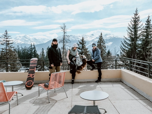 À l’Auberge de Jeunesse Crans-Montana, le paradis des montagnes valaisannes est à vos pieds.