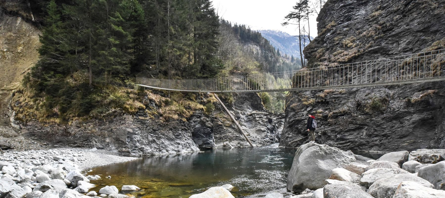 Kleine Pause bei der Brücke Suransuns auf der Wanderung «Via Spluga» zwischen der Viamalaschlucht und Zillis.