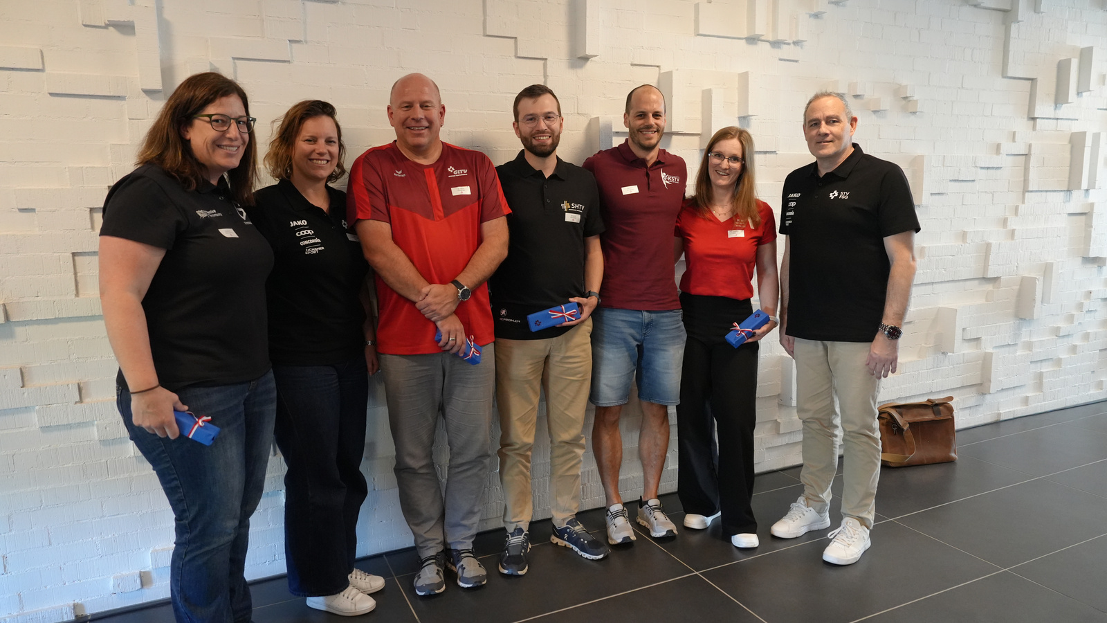 Die administrativen Präsident*innen und Präsidenten mit Willkommensgeschenk